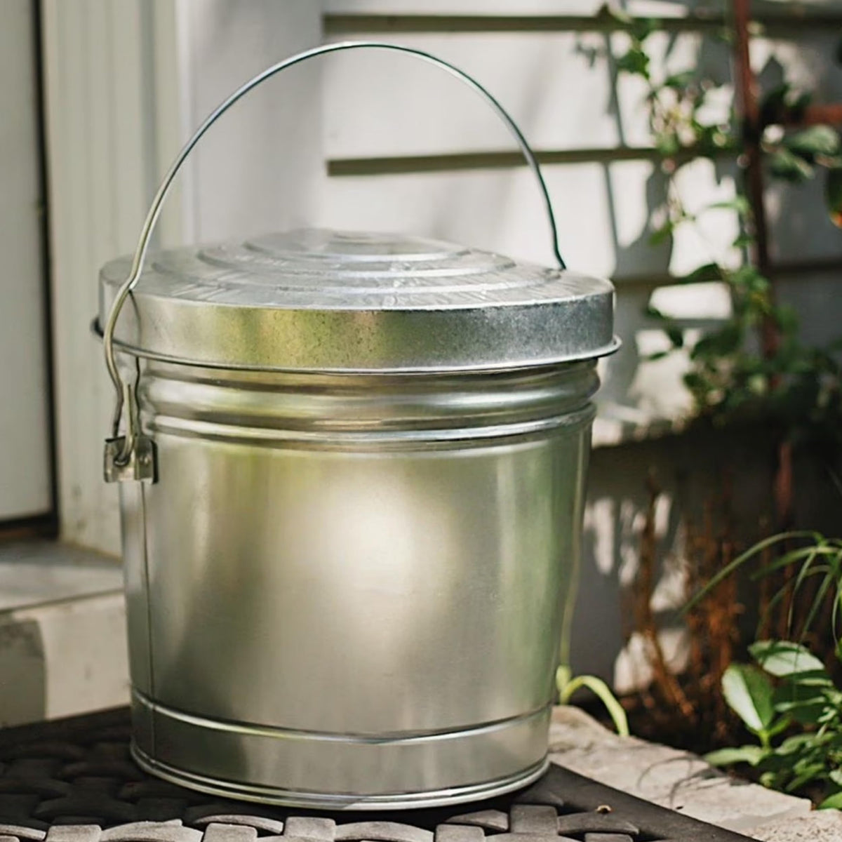 6-Gallon Galvanized Steel Storage Can with Locking Lid L721